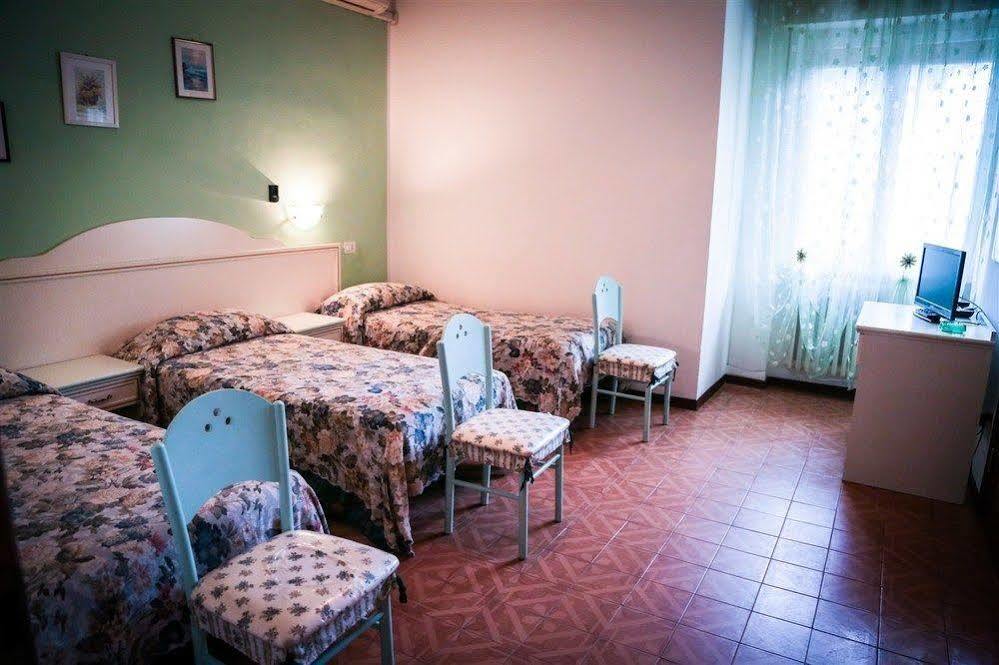 Hotel Ausonia Monte Porzio Bagian luar foto