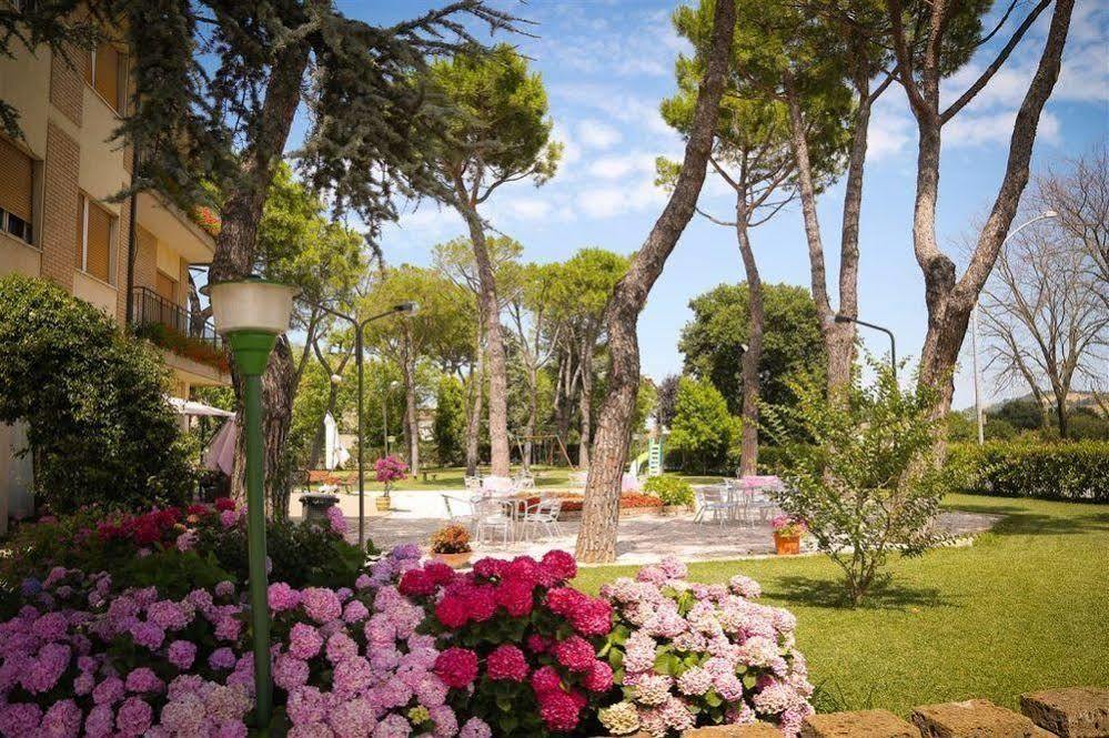 Hotel Ausonia Monte Porzio Bagian luar foto