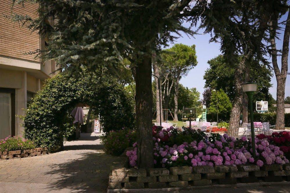 Hotel Ausonia Monte Porzio Bagian luar foto